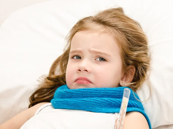 Sick little girl lying in the bed — Stock Photo, Image