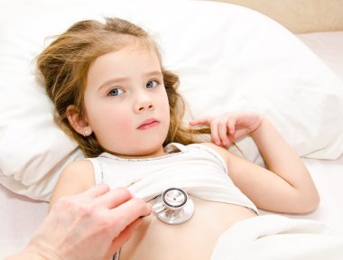 küçük kız ve Doktor muayene bir sağlık kontrolü için