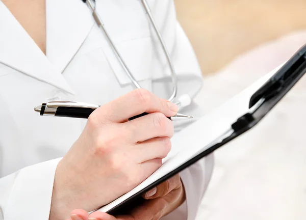 Médica mulher com mesa plana — Fotografia de Stock