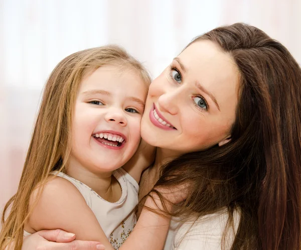 Lachende moeder en haar kleine meisje samenspelen — Stockfoto
