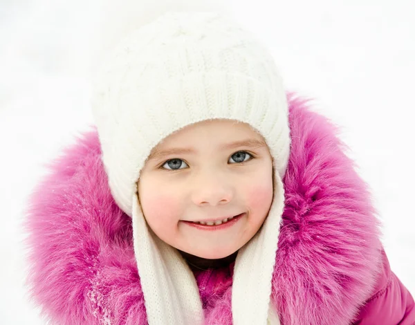 Retrato ao ar livre de menina bonita — Fotografia de Stock