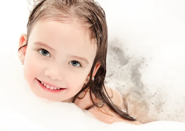 Lachende meisje wassen in het bad met schuim — Stockfoto