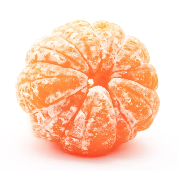 Skalade tangerine eller mandarin frukt isolerad på en vit — Stockfoto