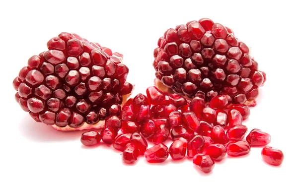 Sementes de frutas de romã maduras isoladas em um branco — Fotografia de Stock