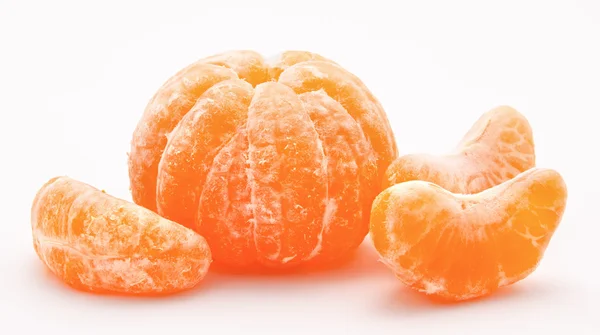 Mandarinas anaranjadas aisladas sobre un blanco — Foto de Stock