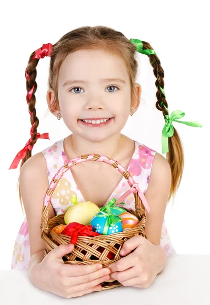 Petite fille souriante avec panier plein d'œufs de Pâques colorés iso — Photo