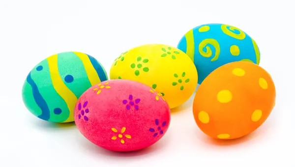 Renkli el yapımı paskalya yumurtaları beyaz bir kutuda izole edilmiş. — Stok fotoğraf