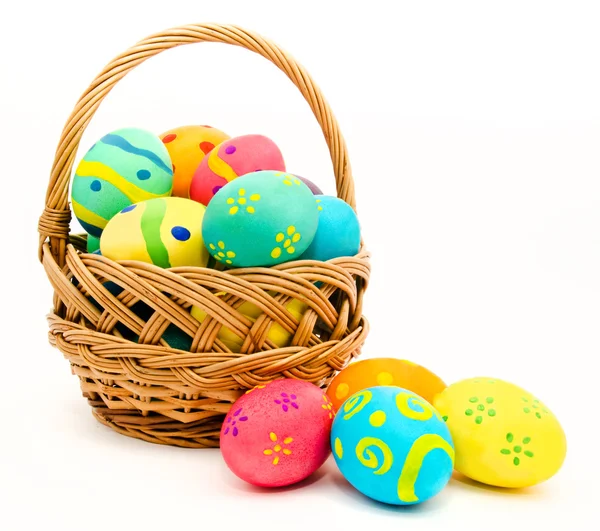 Huevos coloridos de Pascua en la cesta aislados en un blanco — Foto de Stock