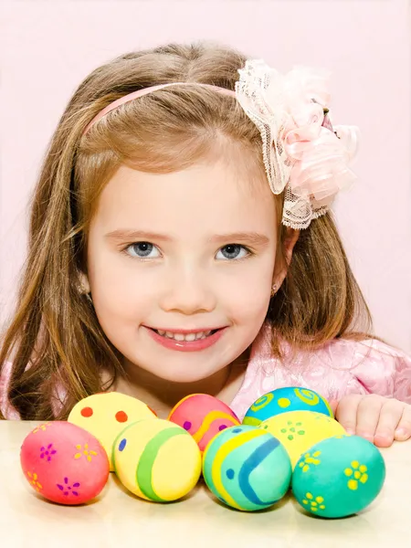 Petite fille souriante avec des œufs de Pâques colorés — Photo