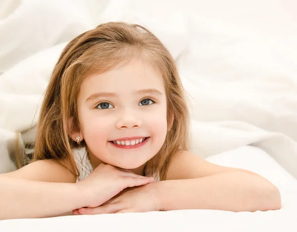 Adorable petite fille réveillée dans son lit — Photo