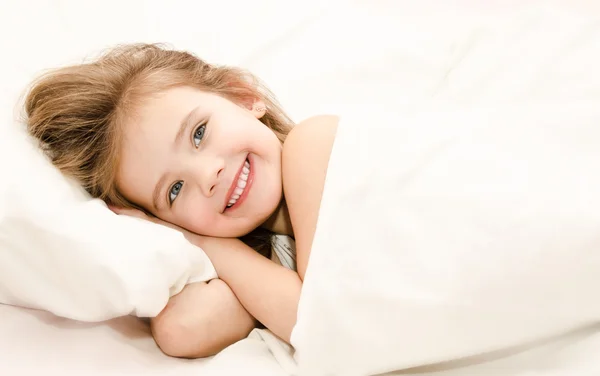 Adorabile bambina svegliata nel suo letto — Foto Stock