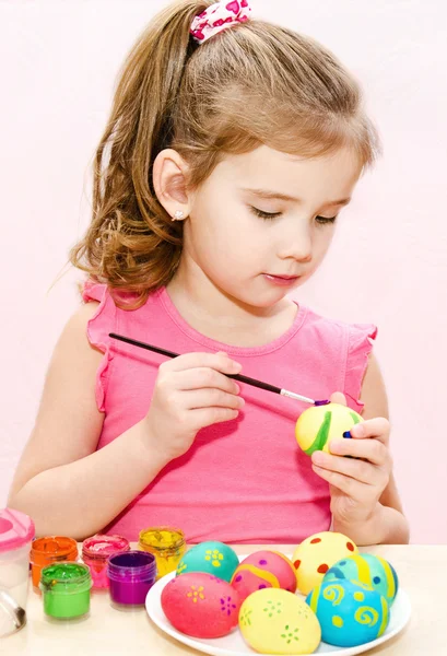 Schattig klein meisje schilderij paaseieren — Stockfoto