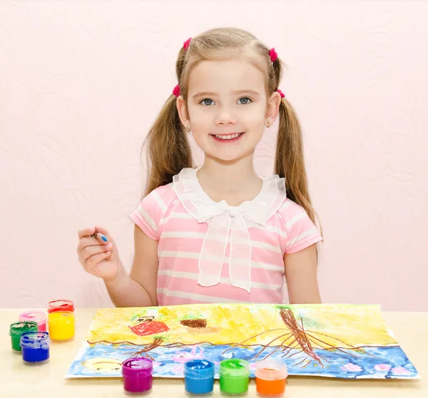 Schattig lachende klein meisje tekenen met verf en penseel — Stockfoto