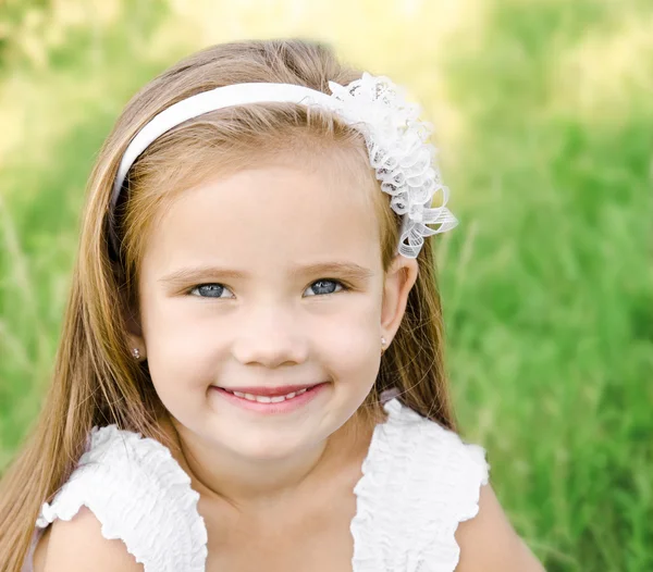 Portrait of adorable smiling little girl in summer day — Stock Photo, Image
