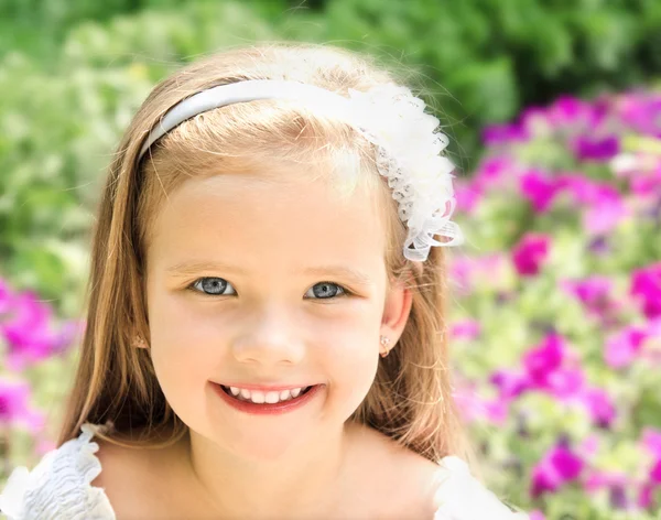 Portret van schattige lachende meisje in zomerdag — Stockfoto