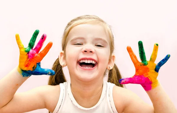 Menina feliz com as mãos na pintura — Fotografia de Stock