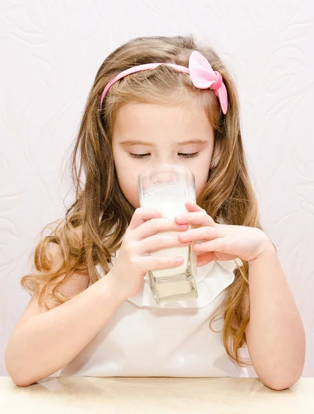 Schönes kleines Mädchen trinkt Milch — Stockfoto