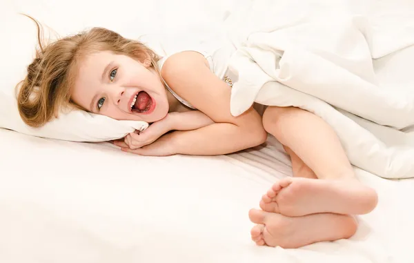 Adorável menina acordou em sua cama — Fotografia de Stock