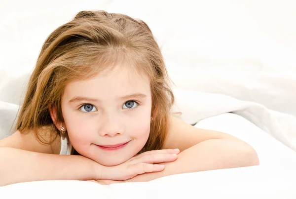 Adorabile bambina svegliata nel suo letto — Foto Stock