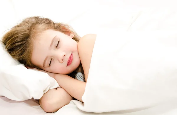 Kleines Mädchen schläft in ihrem Bett — Stockfoto