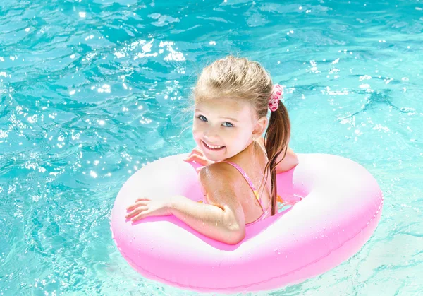 Uśmiechnięta dziewczynka w basenie — Zdjęcie stockowe