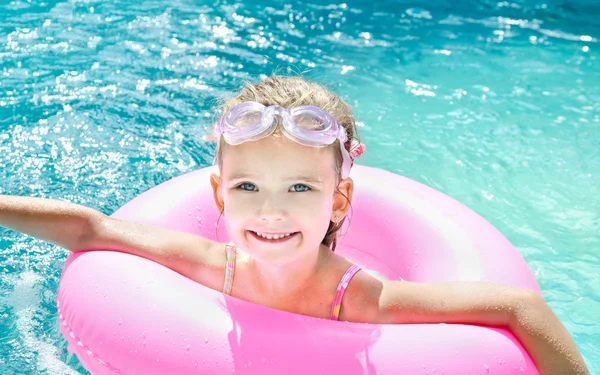 Aranyos kislány a medencében. — Stock Fotó