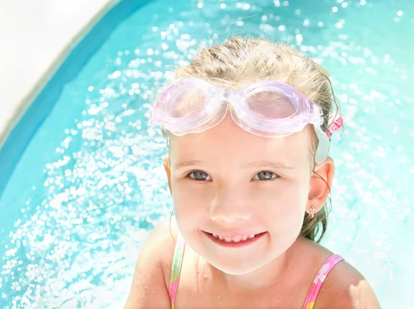 Linda niña en la piscina en gafas — Foto de Stock