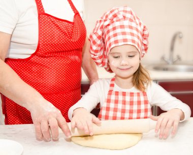 küçük kız ve büyük annesi için kurabiye hamuru haddeleme