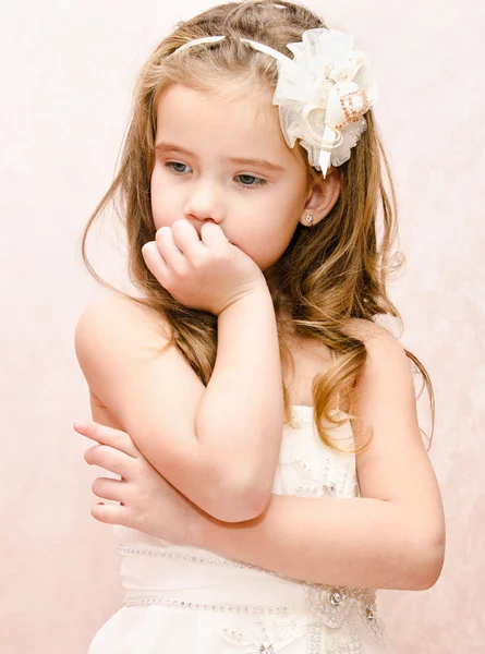 Retrato de niña adorable reflexiva en vestido de princesa —  Fotos de Stock