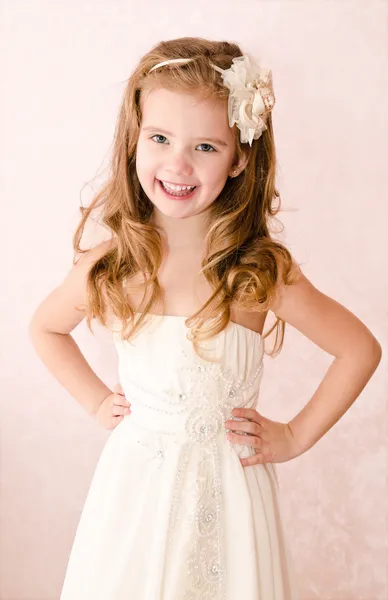 Ευτυχής αξιολάτρευτο κοριτσάκι σε πριγκίπισσα φόρεμα — Φωτογραφία Αρχείου