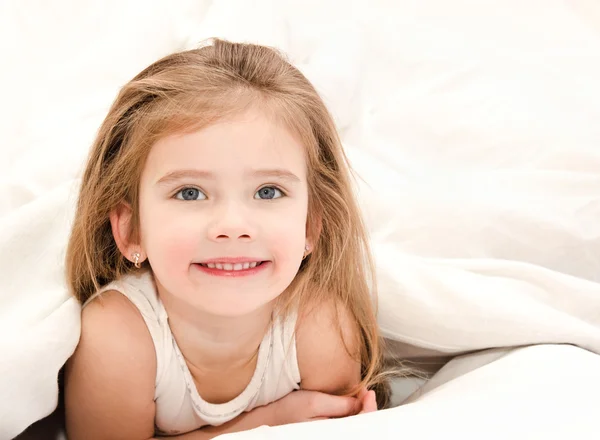 Bedårande leende liten flicka vaknat upp — Stockfoto