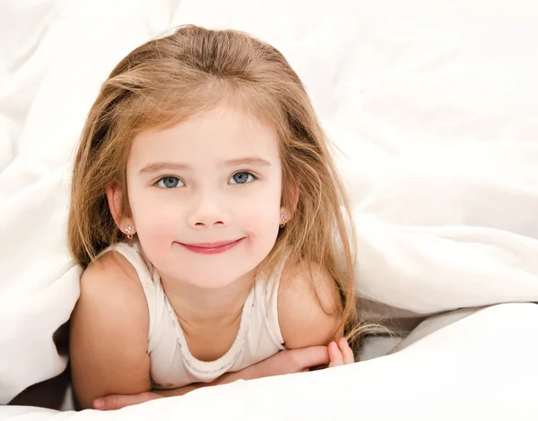 Bedårande leende liten flicka vaknat upp — Stockfoto
