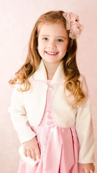 Linda niña sonriente en vestido de princesa —  Fotos de Stock