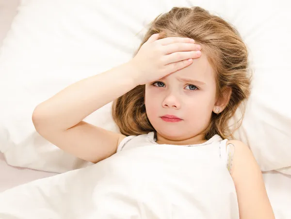 Ziek meisje liggend in het bed — Stockfoto