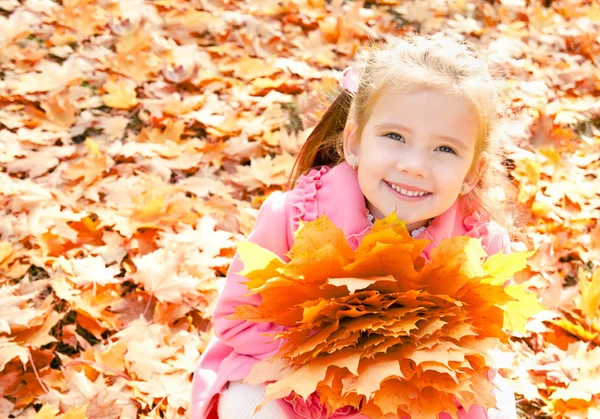 Retrato de otoño de linda niña sonriente con hojas de arce —  Fotos de Stock