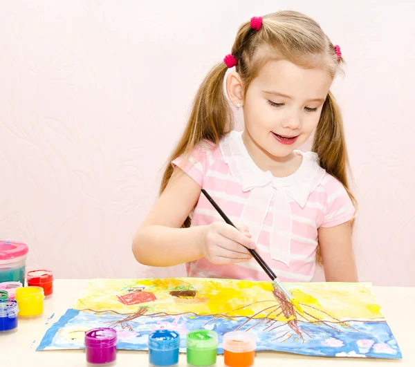 Schattig lachende klein meisje tekenen met verf en penseel — Stockfoto