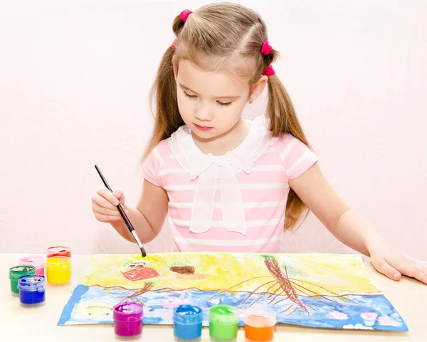 Gadis kecil yang lucu menggambar dengan cat dan kuas — Stok Foto
