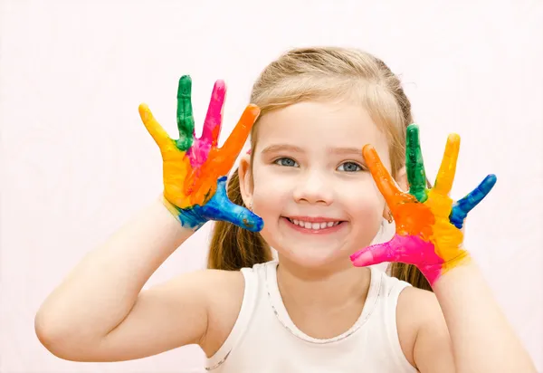 Carino sorridente bambina con le mani in vernice — Foto Stock