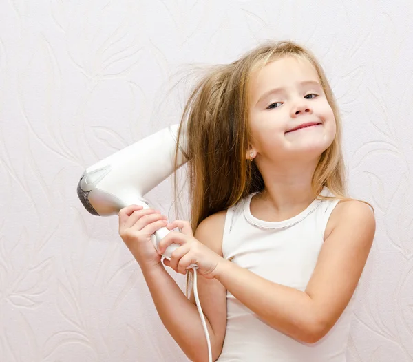Söt leende liten flicka torkar hår — Stockfoto