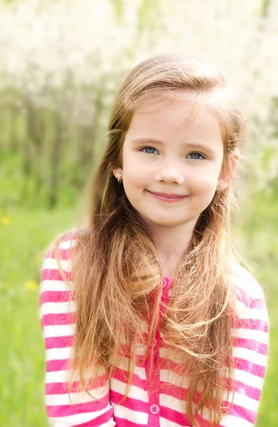 Portret van schattige lachende meisje — Stockfoto