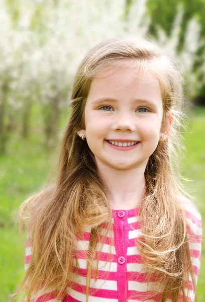 Retrato de adorável menina sorridente — Fotografia de Stock