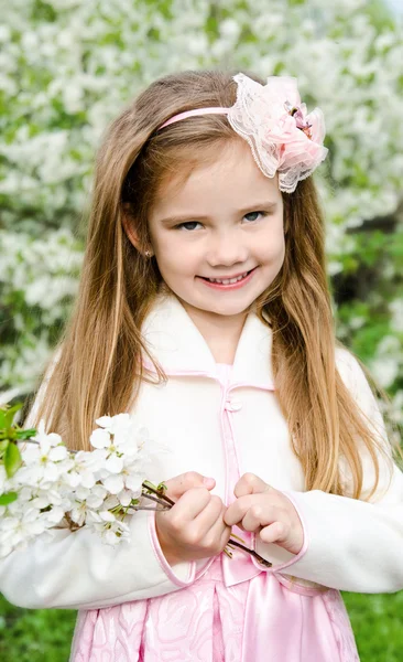 Portret van schattige lachende meisje — Stockfoto