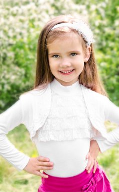 sevimli gülümseyen küçük kız portresi