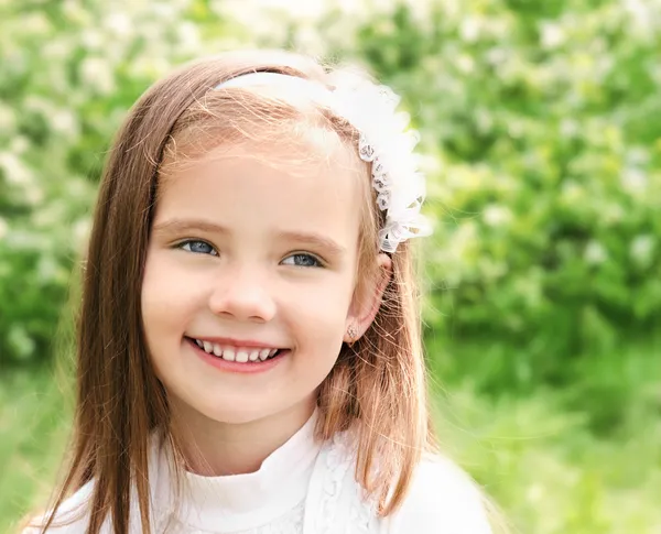 Retrato de adorable sonriente pequeña gir —  Fotos de Stock