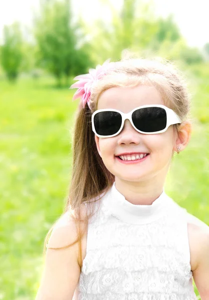 Ritratto di adorabile sorridente bambina in occhiali da sole — Foto Stock
