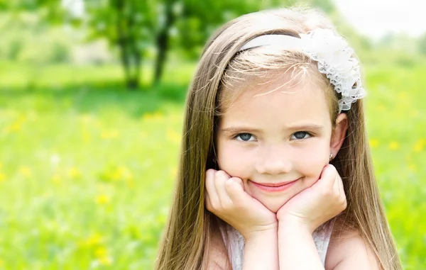 초원에 귀여운 웃는 어린 소녀의 초상화 — 스톡 사진