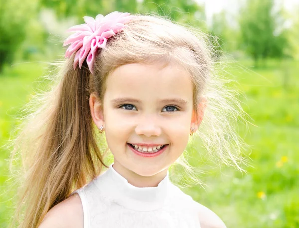 Retrato de adorável menina sorridente no prado — Fotografia de Stock