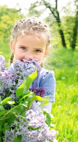 Retrato de adorável menina sorridente no prado — Fotografia de Stock