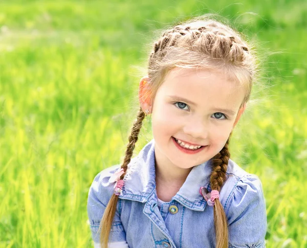 牧草地の愛らしい笑顔の少女の肖像画 — ストック写真