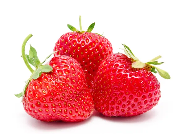 Tre perfekta röda mogna jordgubbar isolerade — Stockfoto